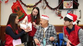 In collaboration with the Hong Kong Young Women’s Christian Association, the volunteers of the HS Academy Alumni Club tailor-made Life Storybooks for elderly residents living in the Housing Society’s Chun Seen Mei Chuen. Through gatherings and home visits, the elderly built up friendly relationships with the volunteers where they shared the important moments in their lives and happy memories in Chun Seen Mei Chuen. After six weeks of programme, the volunteers presented the diligently-prepared Life Storybooks to the elderly and shared their unforgettable experiences in this programme with each other at the pre-Christmas tea gathering.  