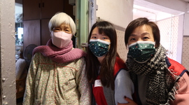 Members of the HS Academy Alumni Club learned knitting techniques under the guidance of Housing Society Community’s elderly volunteers. The knitted scarves were handed out to singleton and doubleton elderly households at Chun Seen Mei Chuen on 9 January. The activity aimed to extend warmth to the grass-root elderly and promote the spirit of cross-generation solidarity and harmony.